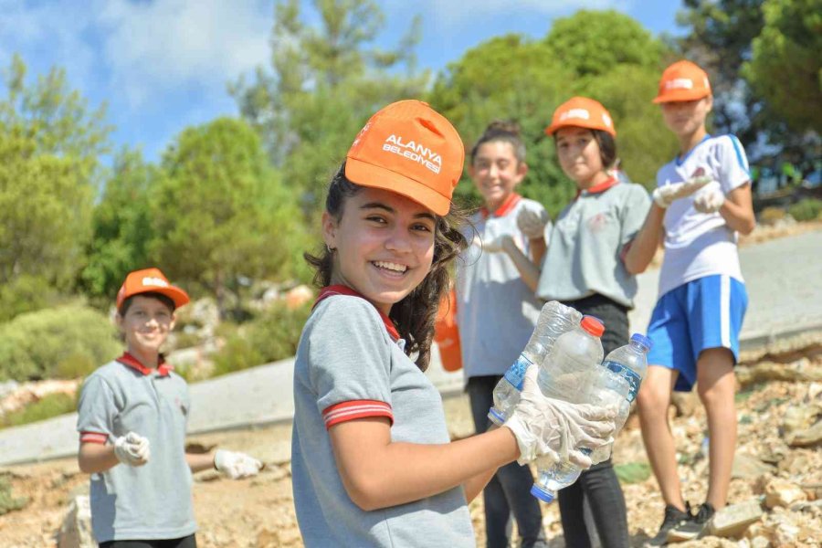 Alanya’da Toplanan Çöpler Yamaç Paraşütüyle Taşındı