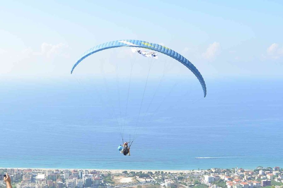 Alanya’da Toplanan Çöpler Yamaç Paraşütüyle Taşındı