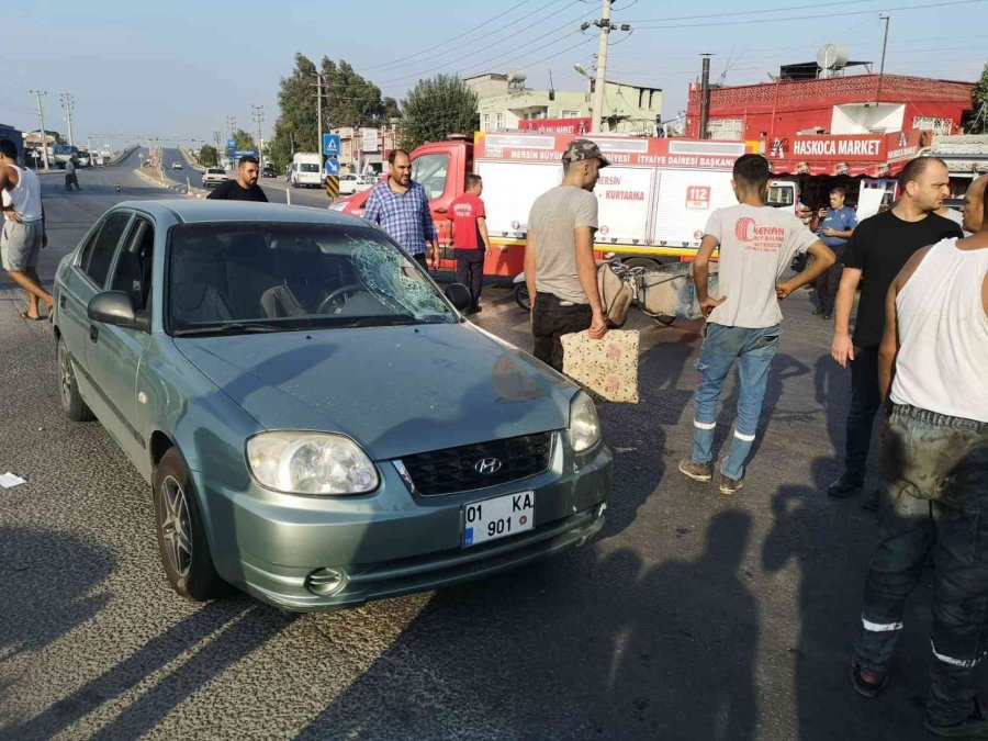 Tarsus’ta Otomobille Çarpışan Motosikletli Yaralandı