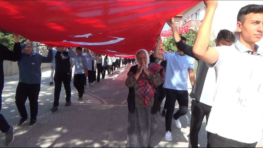 100 Metrelik Bayrağı Taşıyan Yaşlı Kadın Gençlere Taş Çıkardı