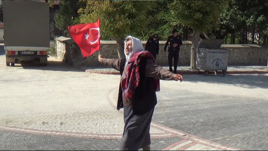 100 Metrelik Bayrağı Taşıyan Yaşlı Kadın Gençlere Taş Çıkardı