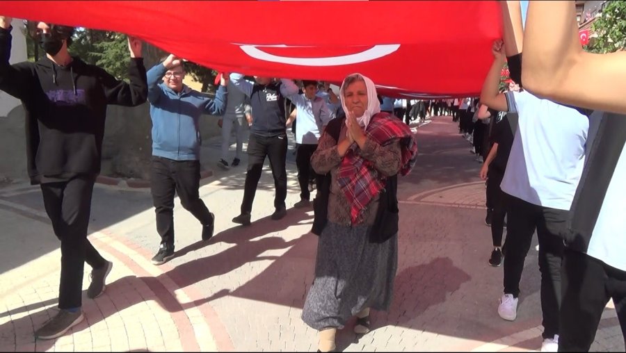 100 Metrelik Bayrağı Taşıyan Yaşlı Kadın Gençlere Taş Çıkardı