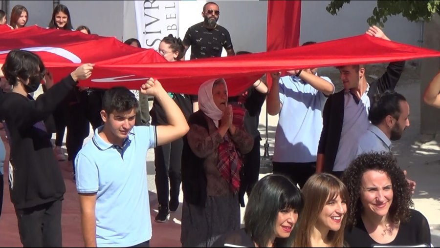 100 Metrelik Bayrağı Taşıyan Yaşlı Kadın Gençlere Taş Çıkardı