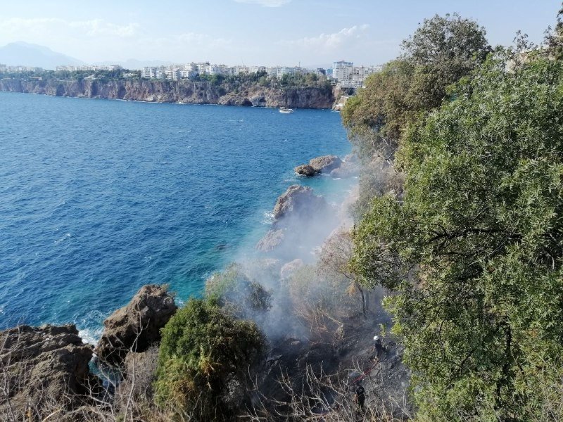 Falezlerde Çalılık Yangını