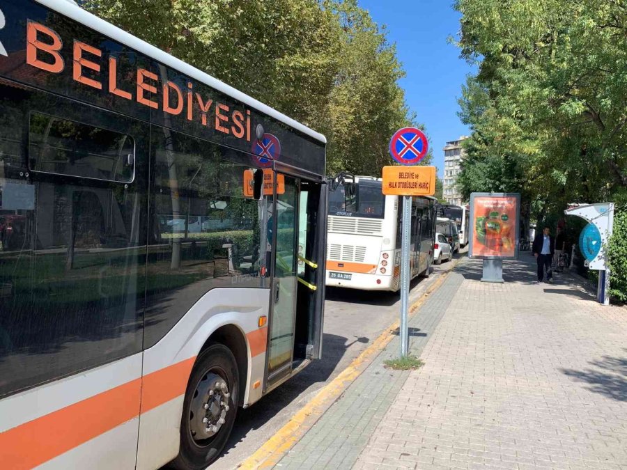 ‘durak’ Tabelası Var, Yolcuların Bekleyebileceği Bir Alan Yok