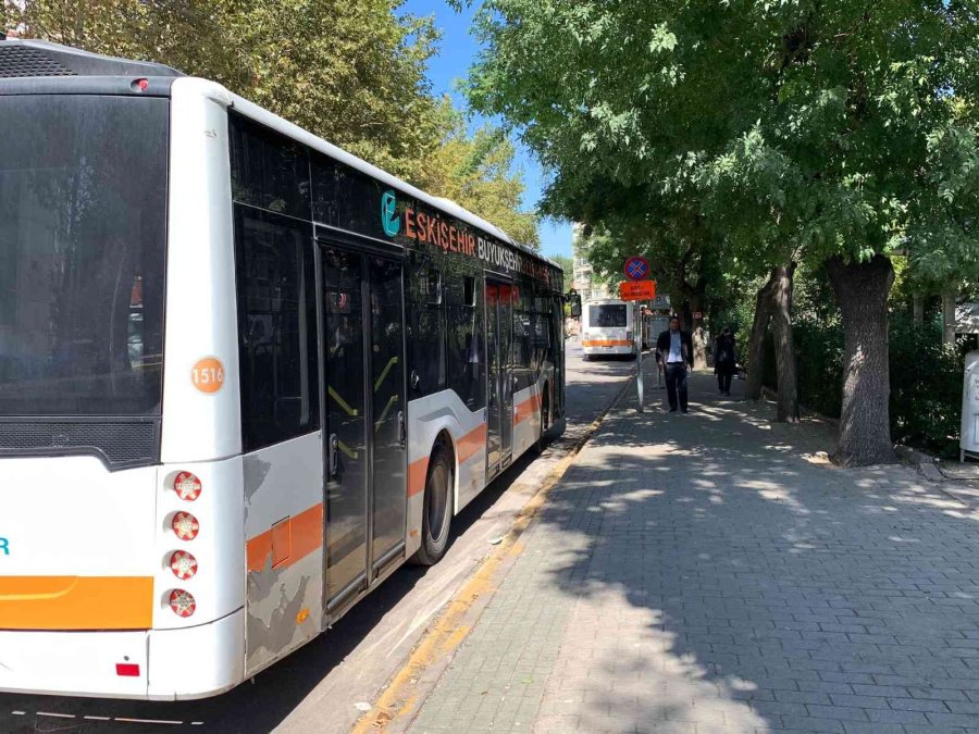 ‘durak’ Tabelası Var, Yolcuların Bekleyebileceği Bir Alan Yok