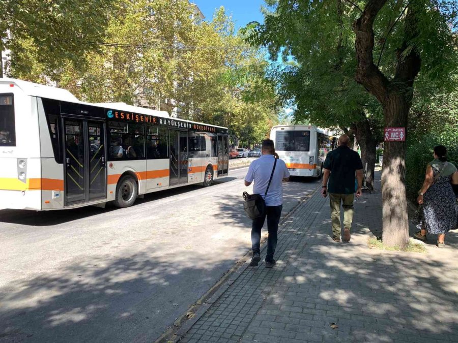‘durak’ Tabelası Var, Yolcuların Bekleyebileceği Bir Alan Yok