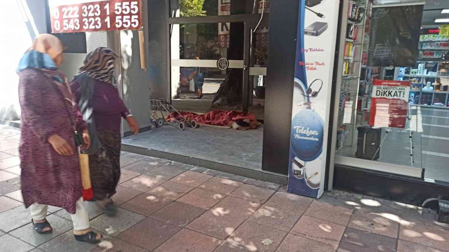 Soğukta Dışarda Karton Üzerinde Yatan Adam Yürek Sızlattı