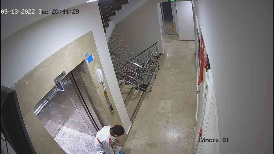 Küçük Ahmet’ten Görenleri Duygulandıran Selam