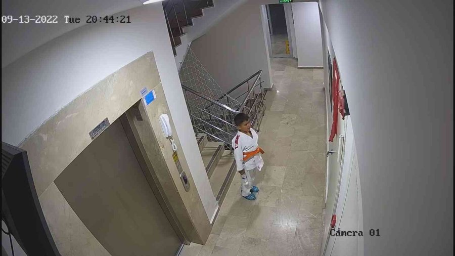 Küçük Ahmet’ten Görenleri Duygulandıran Selam