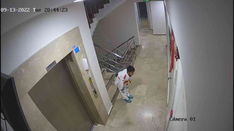 Küçük Ahmet’ten Görenleri Duygulandıran Selam