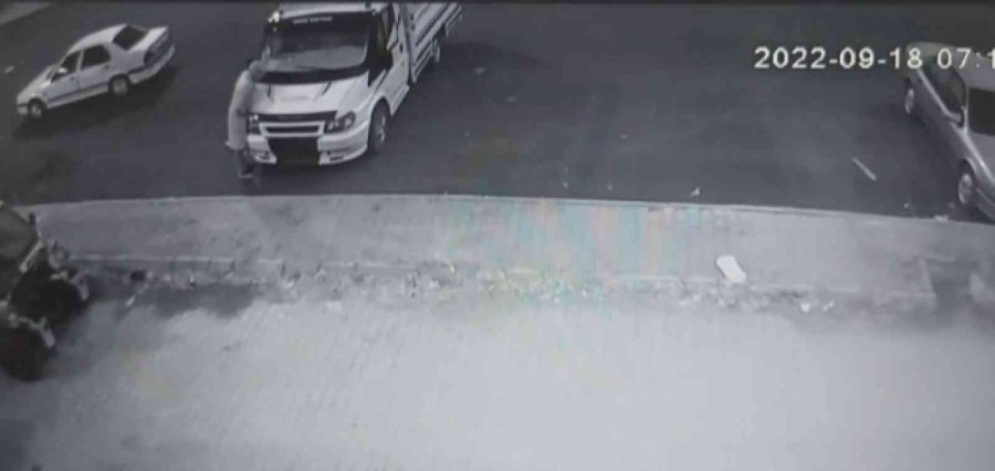 Çalıntı Otomobille Giderken Bir De Kamyonet Çaldılar