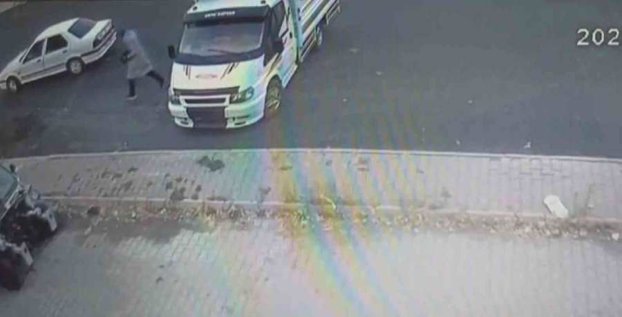 Çalıntı Otomobille Giderken Bir De Kamyonet Çaldılar