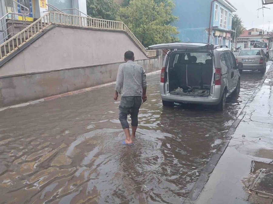 Tomarza’da Yağmur Sonrası Yollar Göle Döndü