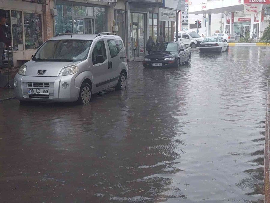 Tomarza’da Yağmur Sonrası Yollar Göle Döndü