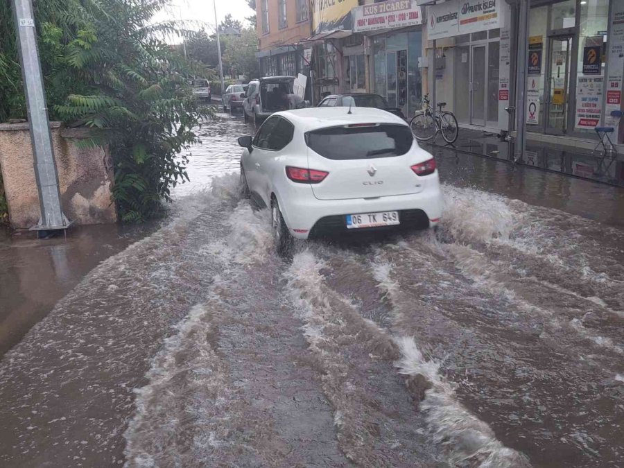 Tomarza’da Yağmur Sonrası Yollar Göle Döndü