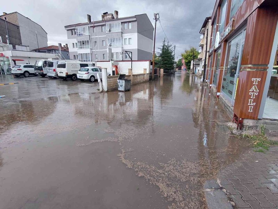 Tomarza’da Yağmur Sonrası Yollar Göle Döndü