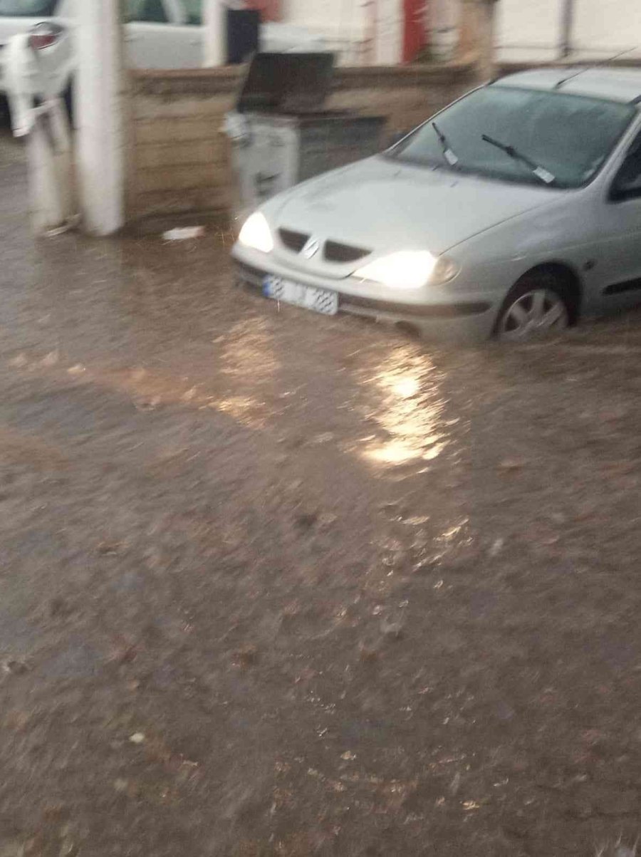 Tomarza’da Yağmur Sonrası Yollar Göle Döndü