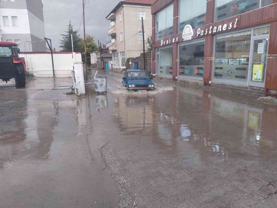 Tomarza’da Yağmur Sonrası Yollar Göle Döndü