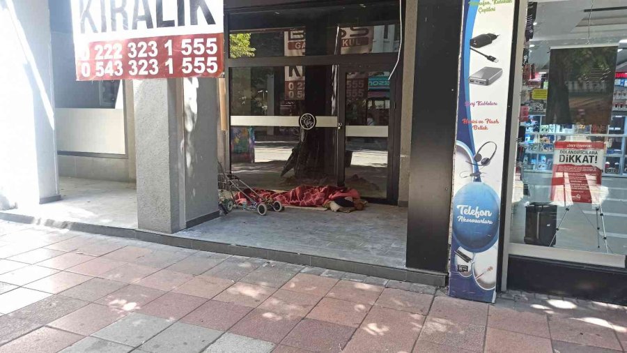 Soğukta Dışarda Karton Üzerinde Yatan Adam Yürek Sızlattı