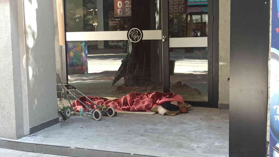 Soğukta Dışarda Karton Üzerinde Yatan Adam Yürek Sızlattı