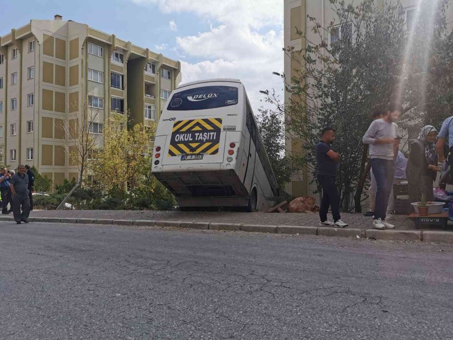 Servis Minibüsü Bahçeye Düştü: 1 Ölü