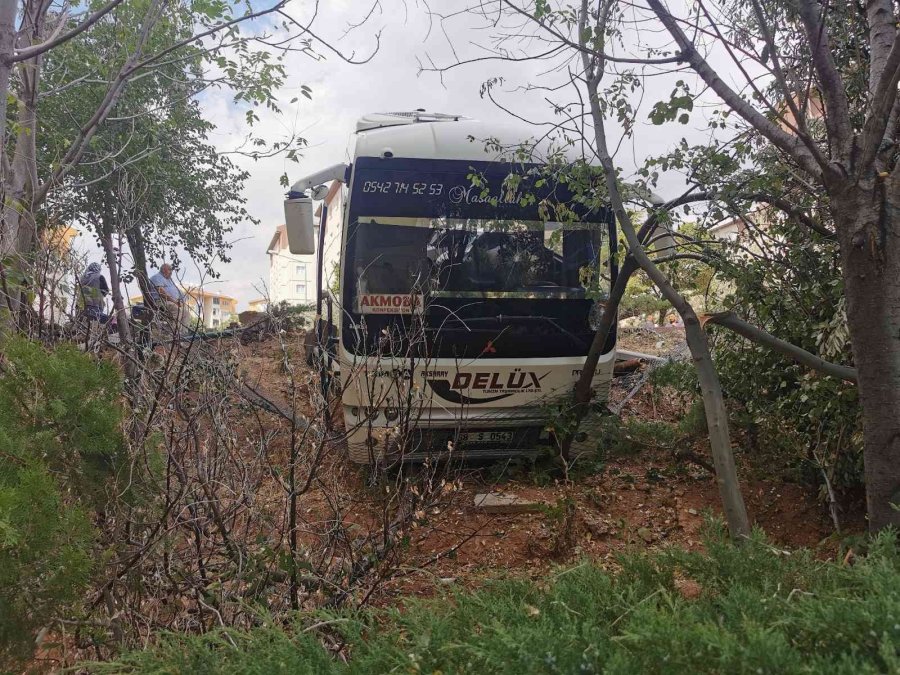 Servis Minibüsü Bahçeye Düştü: 1 Ölü