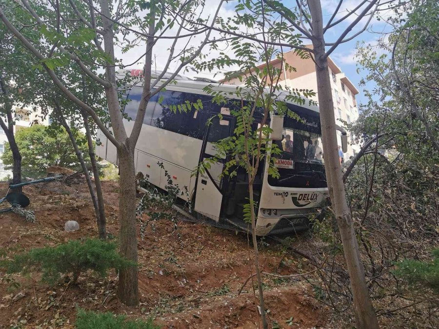 Servis Minibüsü Bahçeye Düştü: 1 Ölü