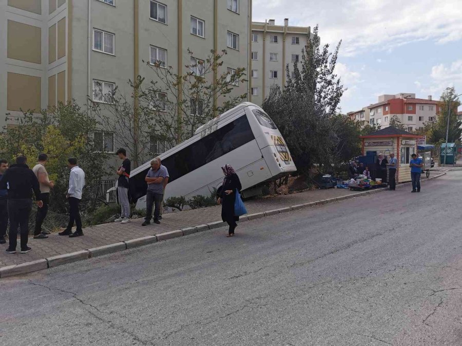 Servis Minibüsü Bahçeye Düştü: 1 Ölü