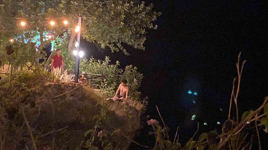 Antalya’da Falezlere Çıkan Genç Ölümle Burun Buruna Geldi, Ablası 1.5 Saatte İkna Etti