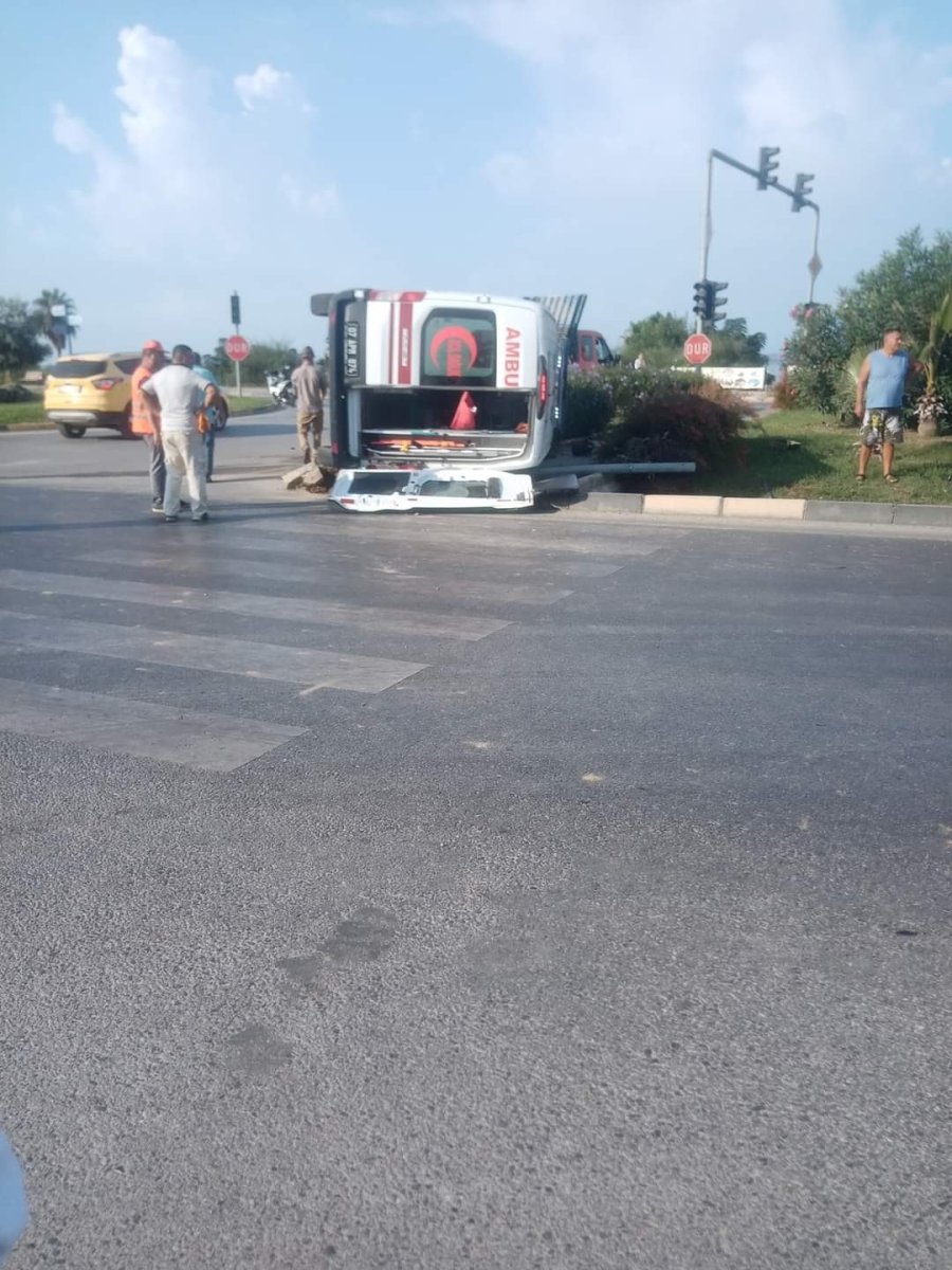 Hasta Sevk Eden Ambulans Kamyonetle Çarpışıp Devrildi: 8 Yaralı
