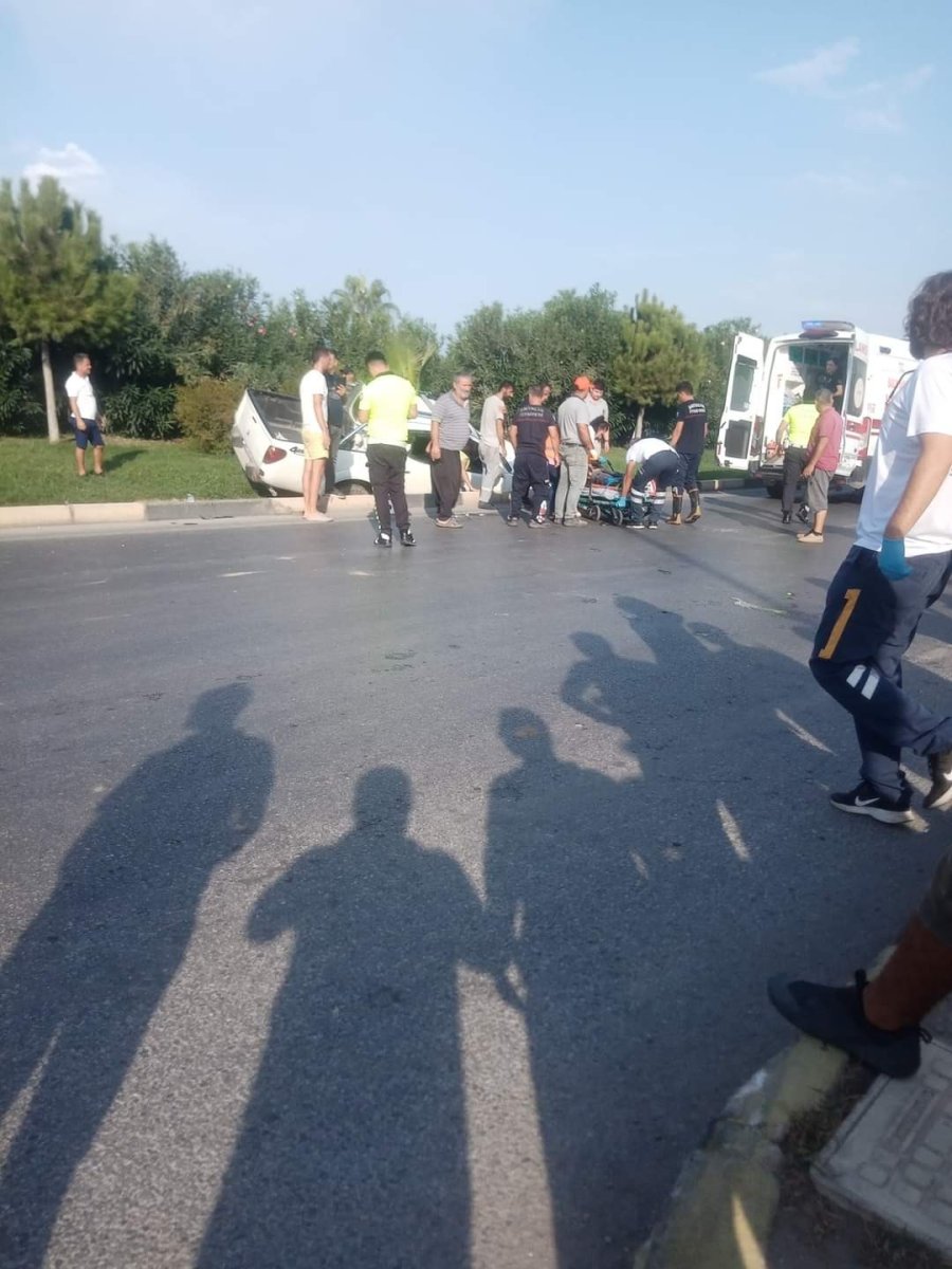 Hasta Sevk Eden Ambulans Kamyonetle Çarpışıp Devrildi: 8 Yaralı