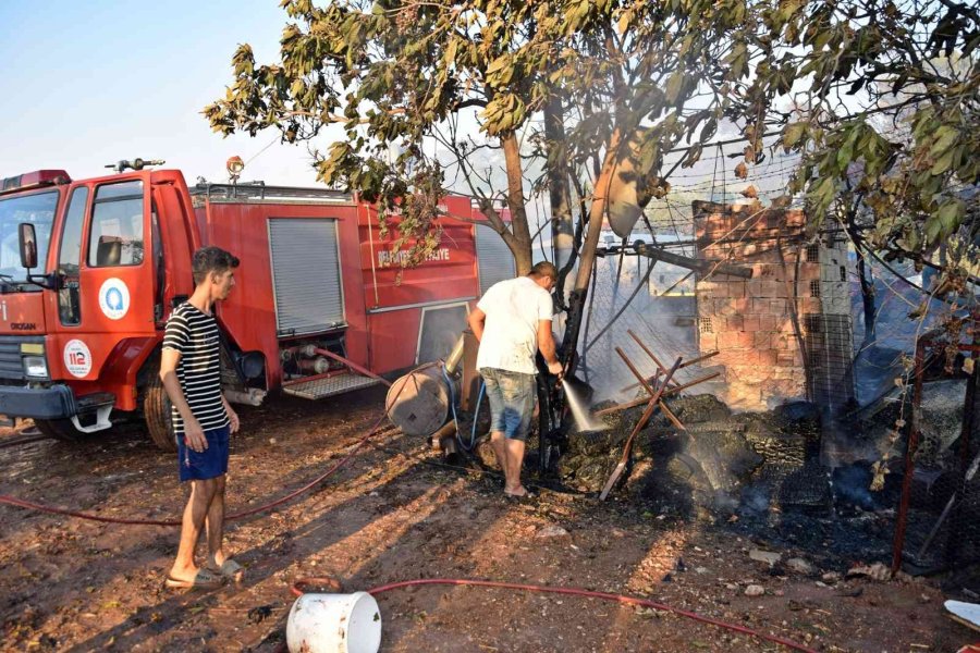 Kumluca’daki Orman Yangını Kontrol Altına Alındı, 3 Ev Ve Plastik Seralar Zarar Gördü