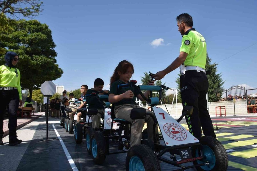 Mobil Trafik Eğitim Tırı İle İlkokul Öğrencileri Trafik Bilinci Kazanıyor