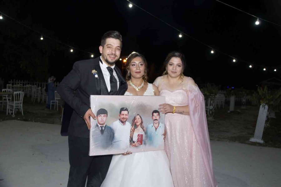 Düğünde Damat Ve Gelini Duygulandıran Hediye