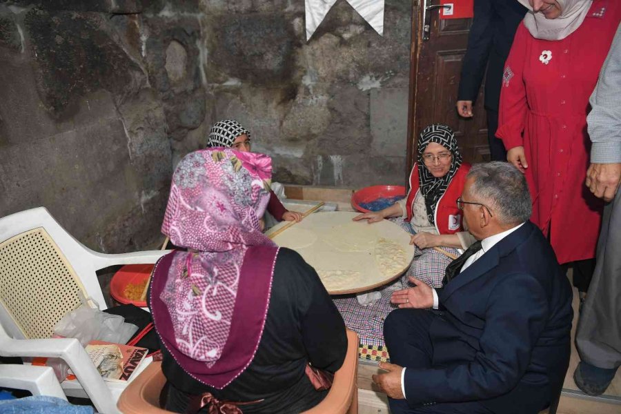 Başkan Büyükkılıç, Vali Çiçek İle Kızılay Hayır Panayırına Katıldı