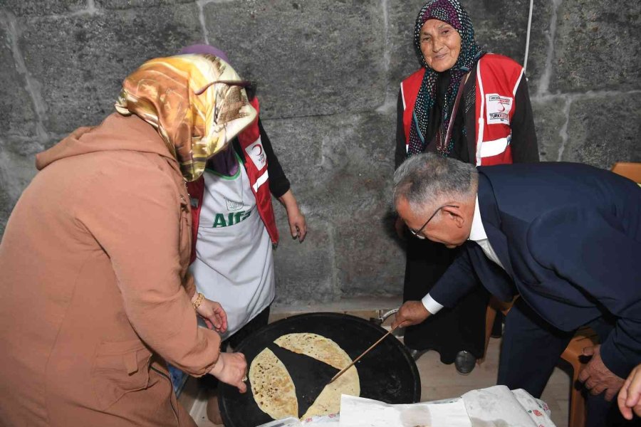 Başkan Büyükkılıç, Vali Çiçek İle Kızılay Hayır Panayırına Katıldı