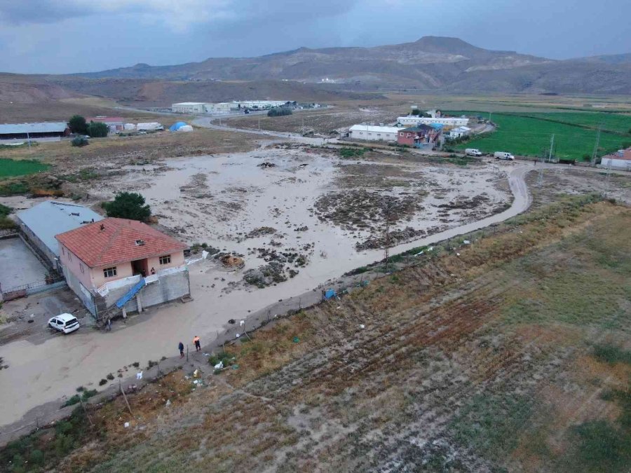 Kayseri’de Yağmur Sele Neden Oldu, Mahsur Kalan 2 Kişi Kurtarıldı