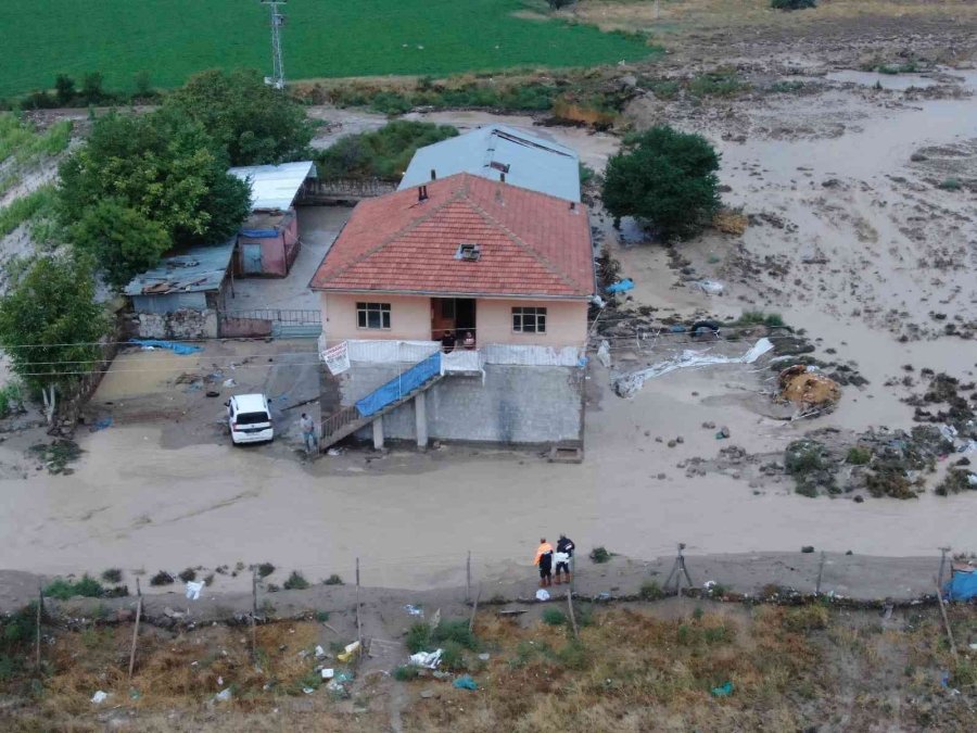 Kayseri’de Yağmur Sele Neden Oldu, Mahsur Kalan 2 Kişi Kurtarıldı