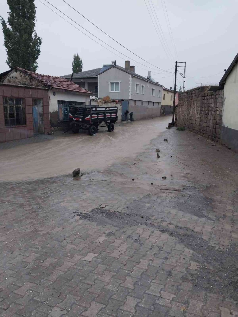 Kayseri’de Selde Kayalar Yola Düştü