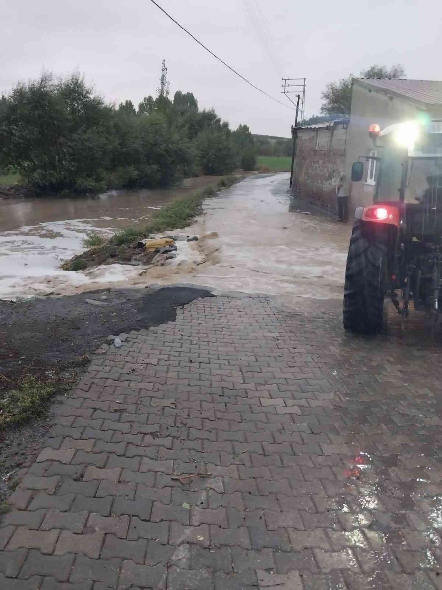 Kayseri’de Selde Kayalar Yola Düştü