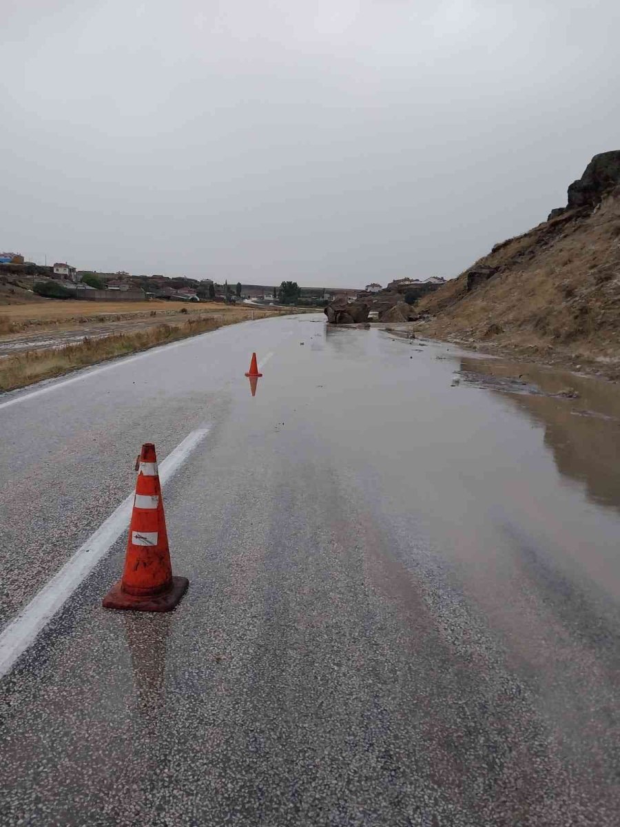 Kayseri’de Selde Kayalar Yola Düştü