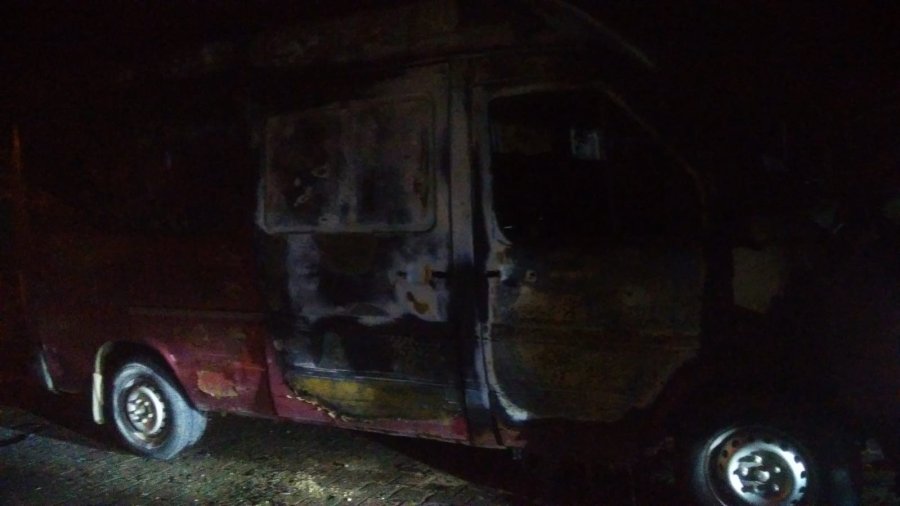 Konya’da Park Halindeki Minibüs Alev Alev Yandı