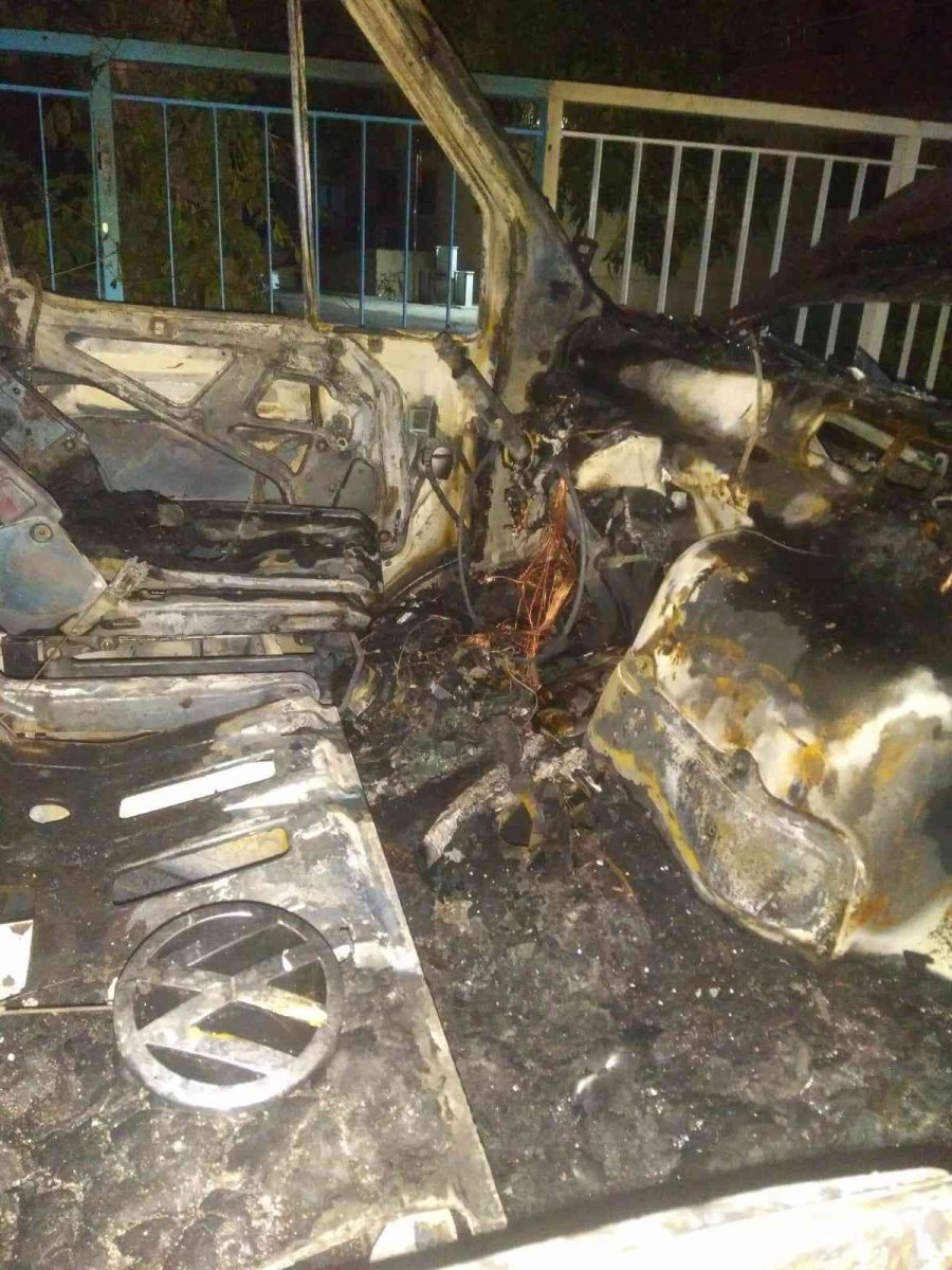 Konya’da Park Halindeki Minibüs Alev Alev Yandı