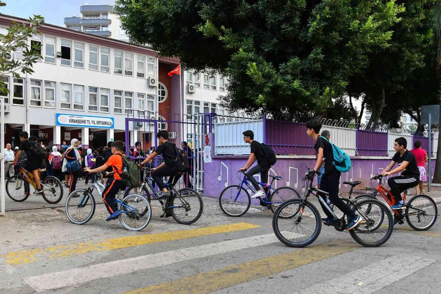 Çocuklar Evden Okula Bisikletle Gidip, Geliyor