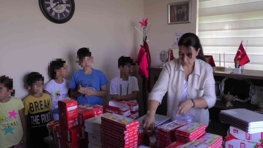 Muhtardan Mahalledeki 250 Öğrenciye Kırtasiye Yardımı