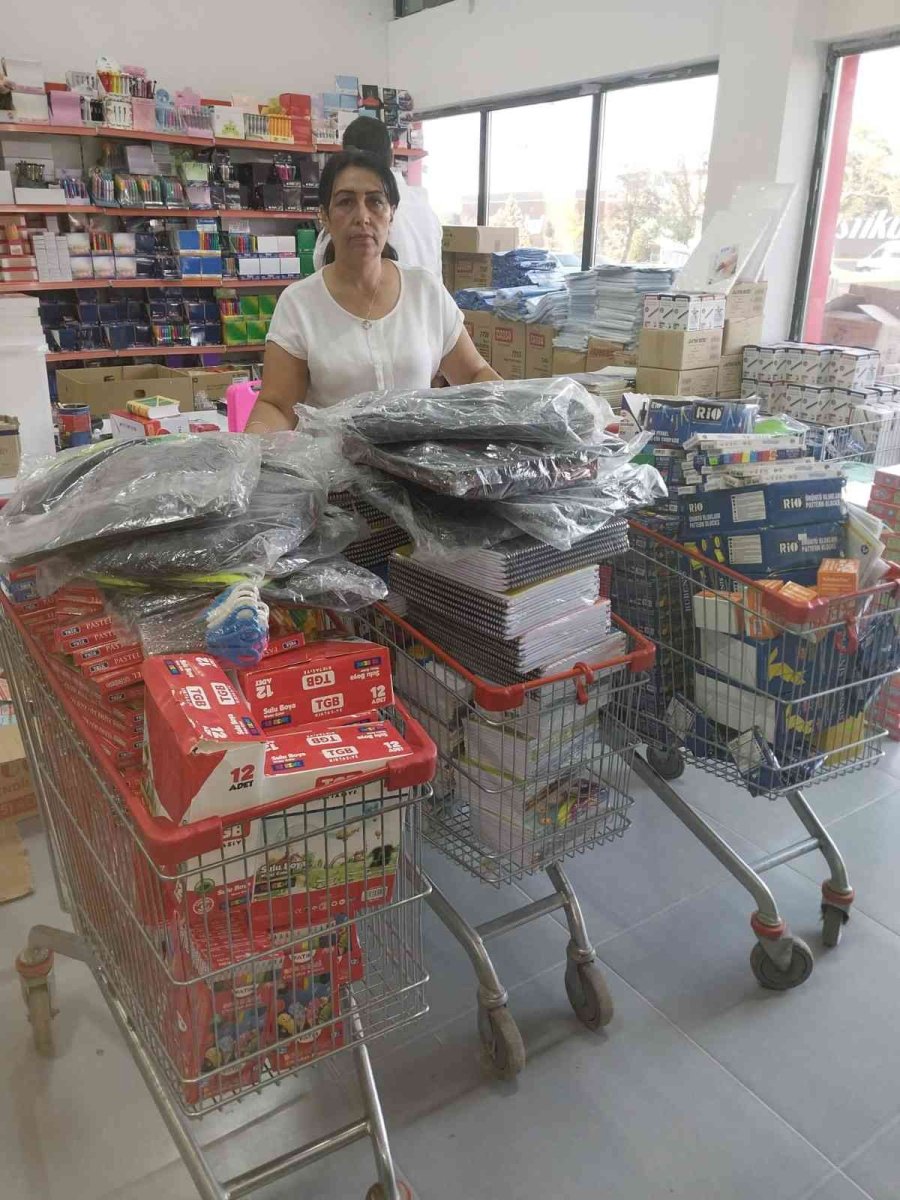 Muhtardan Mahalledeki 250 Öğrenciye Kırtasiye Yardımı