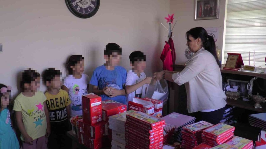 Muhtardan Mahalledeki 250 Öğrenciye Kırtasiye Yardımı