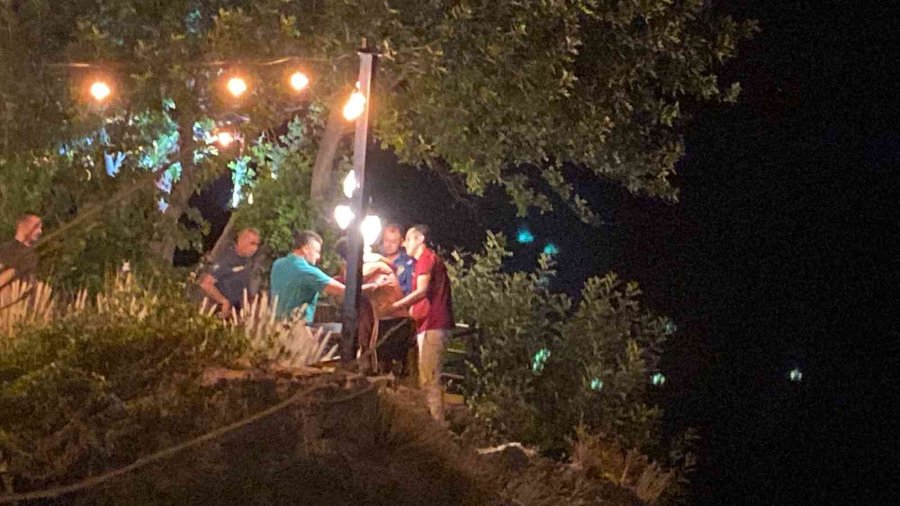 Antalya’da Falezlere Çıkan Genç Ölümle Burun Buruna Geldi, Ablası 1.5 Saatte İkna Etti