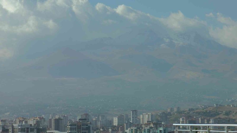Erciyes’e Mevsimin İlk Karı Yağdı